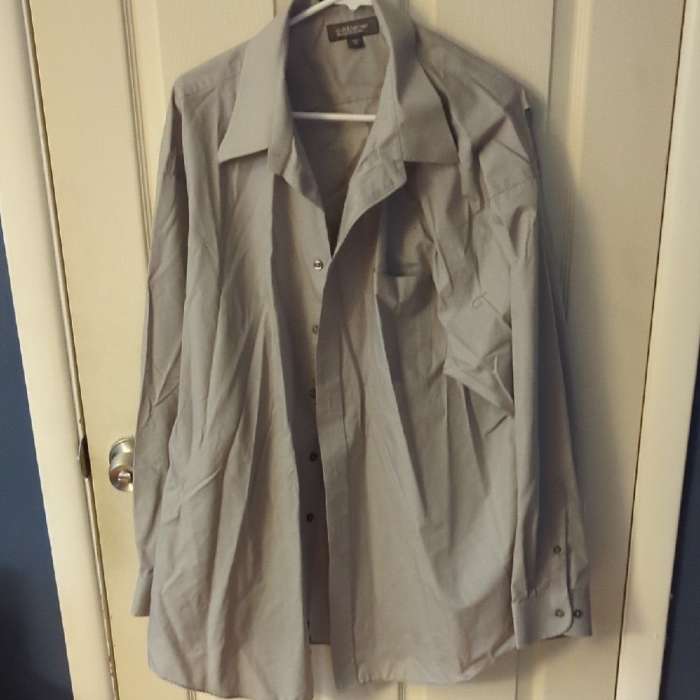 Men's Gray Button-Up Shirt